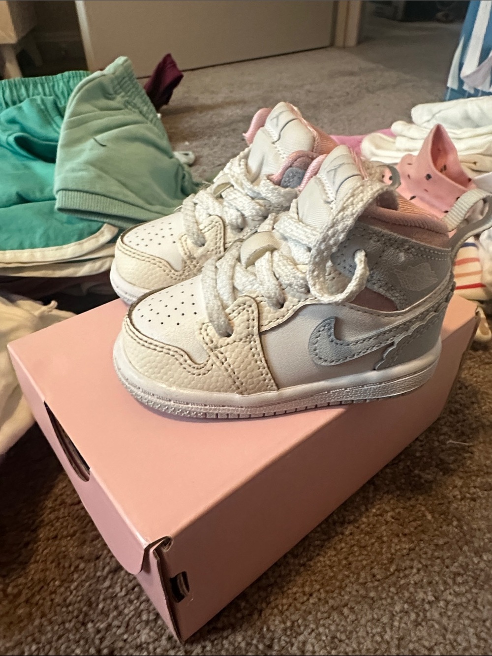 Girls Jordan 1 mid